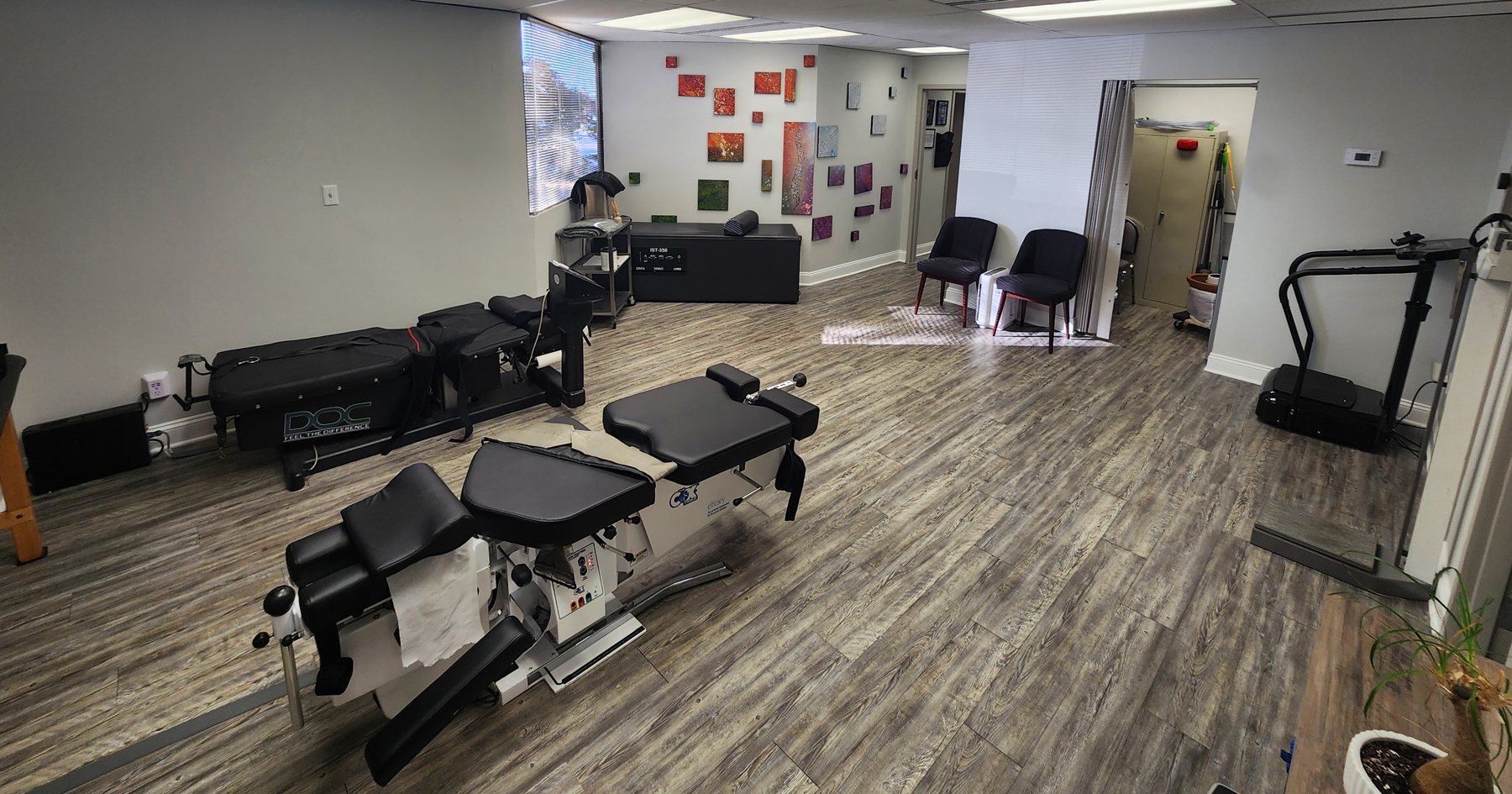 Decompression suite at Bonesetters in Chesterfield, MO with the DOC and Cox tables used for sciatica care